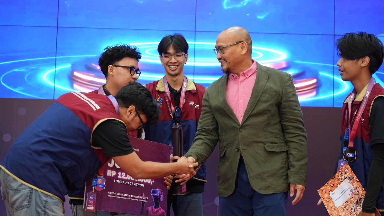 M. Kurnia Ariawan memberikan selamat kepada pemenang Juara 1 Hackathon.